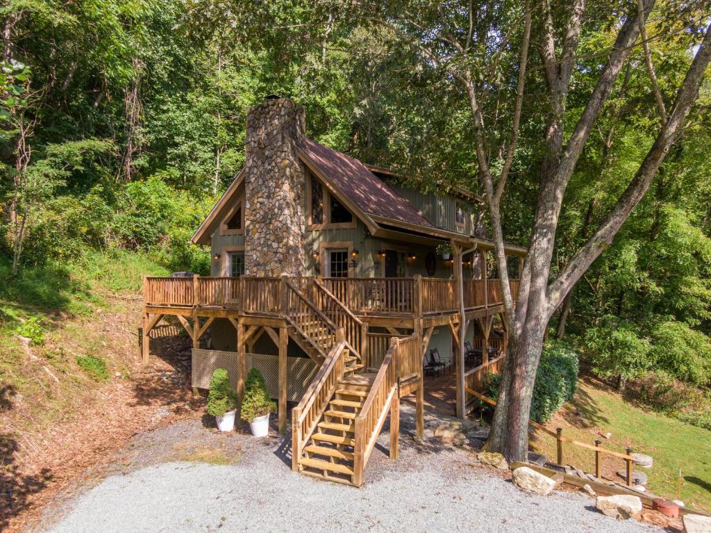 Holiday home Moose Preserve Cabin near Valle Crucis with hot tub, pool