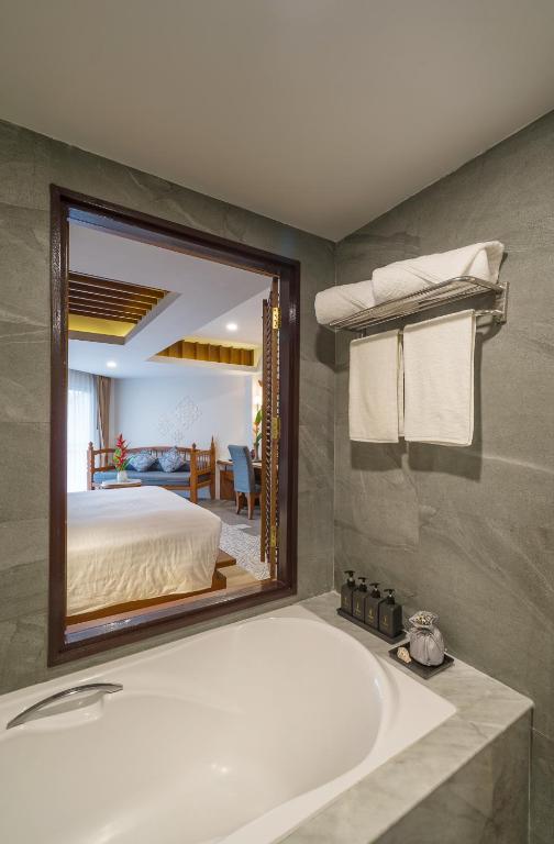 Кровать или кровати в номере Aonang Princeville Villa Resort & Spa - GHA WellHotel-Halal Certified, Krabi, Thailand