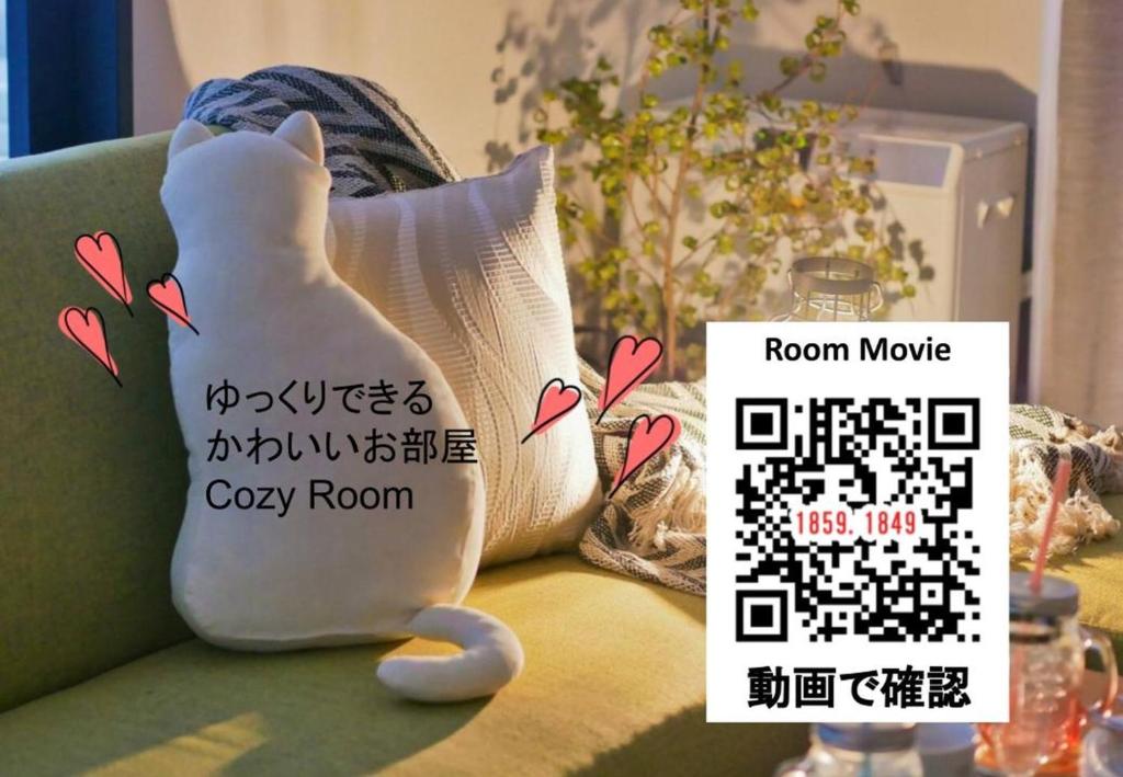 札幌的住宿－Suncourt Maruyama Goden Hills / Vacation STAY 7602，枕边沙发上的白猫