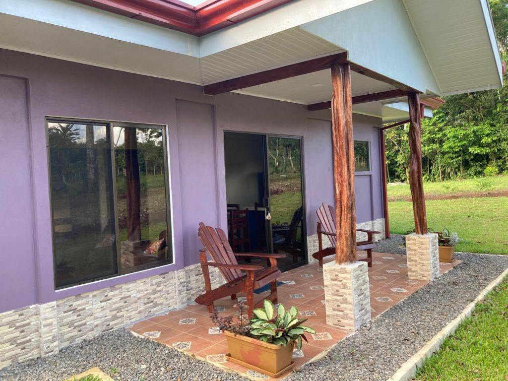 eine Veranda eines Hauses mit zwei Stühlen darauf in der Unterkunft Casitas Joys & Leo - Rana in Santa Rita