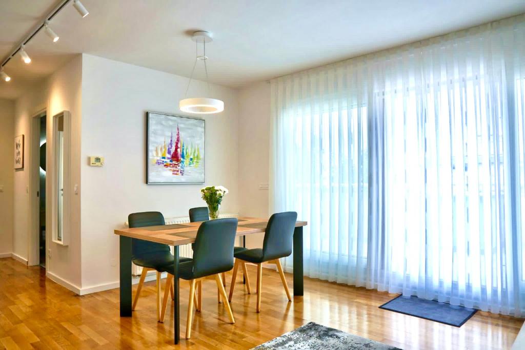 een eetkamer met een tafel en stoelen bij Apartment Zen in Sveta Nedjelja