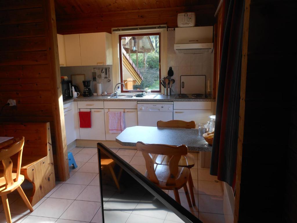 Kuchyň nebo kuchyňský kout v ubytování "Au Cha les Vaux" Chalet 49