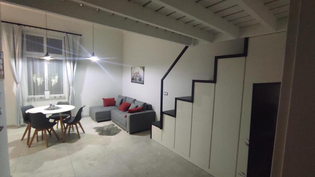 - un salon avec un canapé et une table dans l'établissement Apartament w stylu loft, à Jelenia Góra