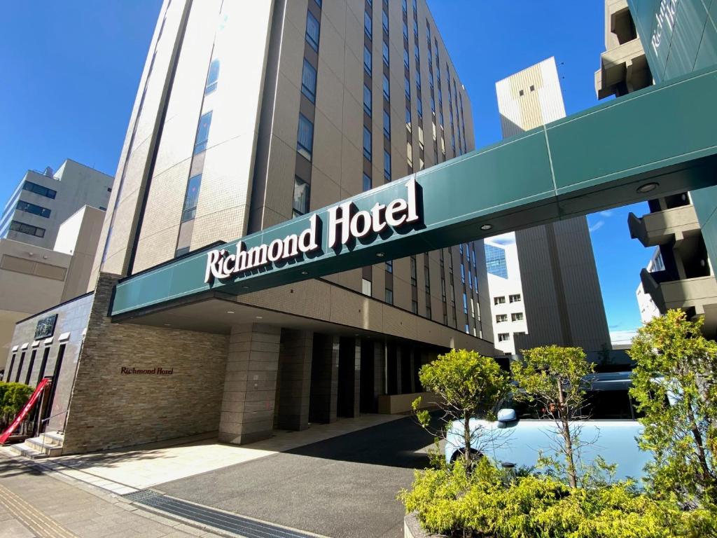 una señal para el hotel kadium frente a un edificio en Richmond Hotel Akita Ekimae, en Akita