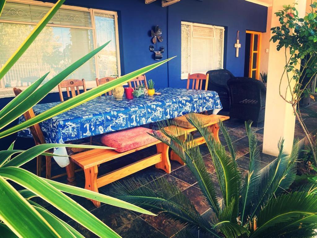 una sala da pranzo blu con tavolo e sedie di Marikal Guesthouse a Upington