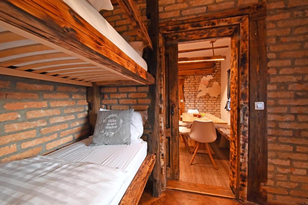 Postel nebo postele na pokoji v ubytování Hiša stare mame