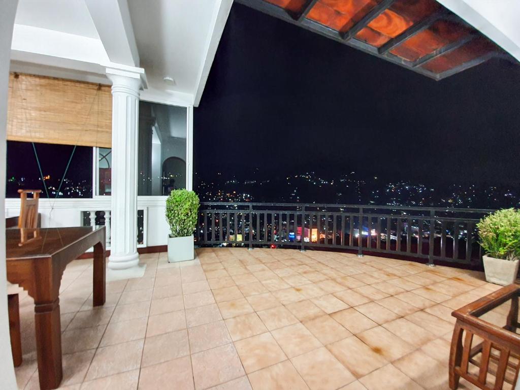 Balkón nebo terasa v ubytování The SkyDeck Kandy