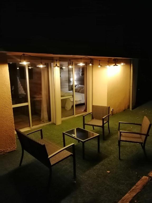 Posezení v ubytování LAPAUSEDEGOUT piscine chambres climatisées jacuzzi terrasse