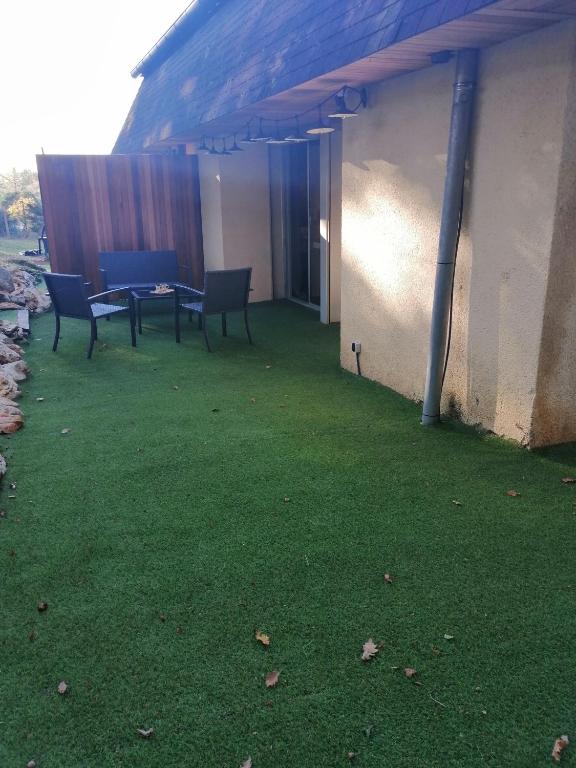 Zahrada ubytování LAPAUSEDEGOUT piscine chambres climatisées jacuzzi terrasse