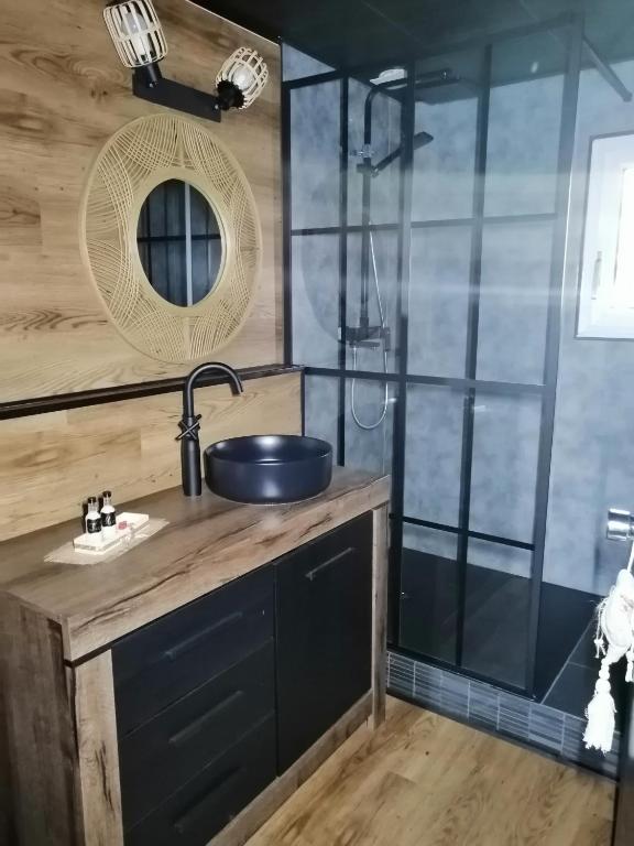 Fotografie z fotogalerie ubytování LAPAUSEDEGOUT piscine chambres climatisées jacuzzi terrasse v destinaci Lachapelle-Auzac
