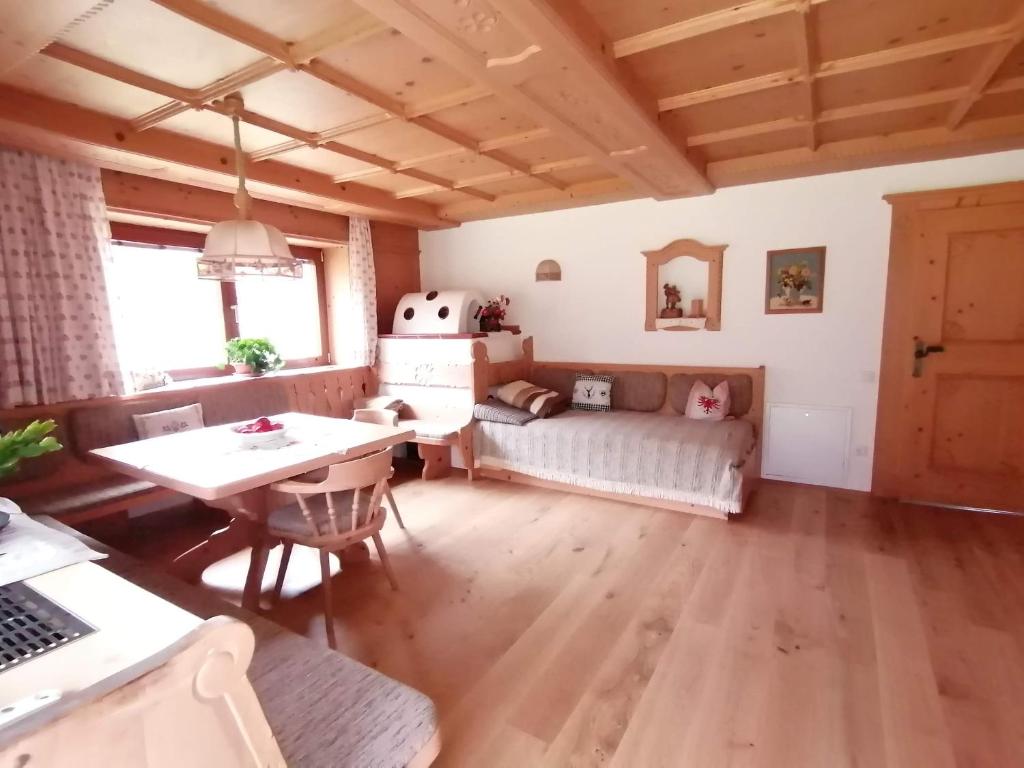 - un salon avec un lit et une table dans l'établissement Apartmenthaus PARADISE, à Innsbruck