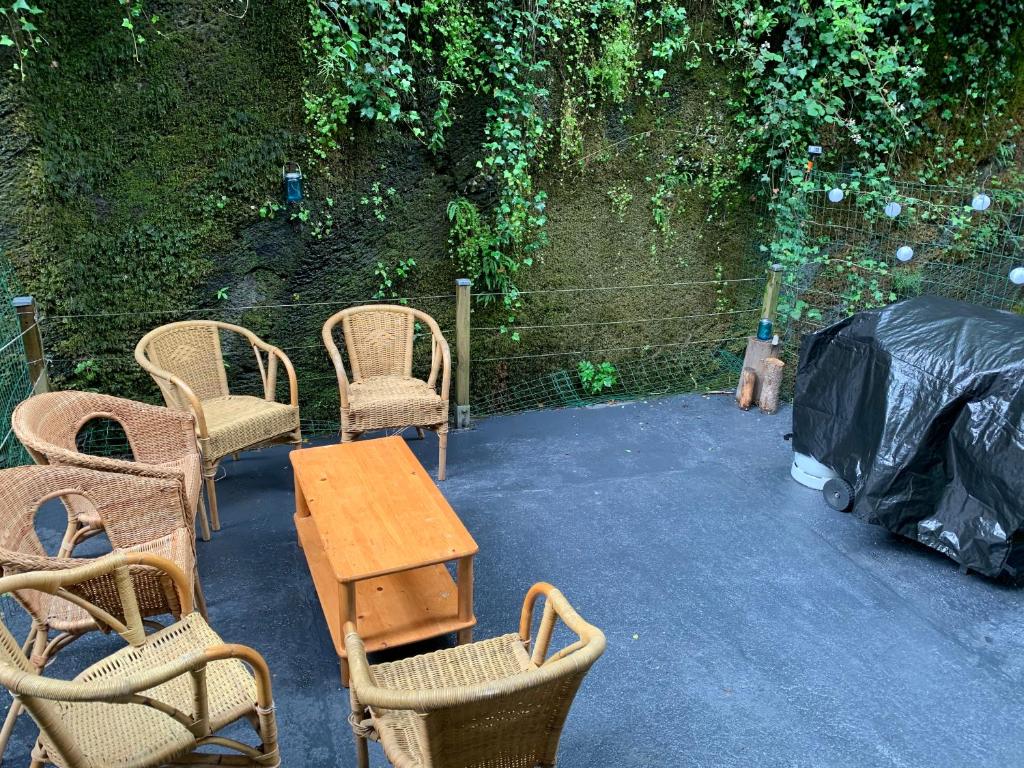 a patio with chairs and a table and a fence at Repère des Templiers in Bouillon