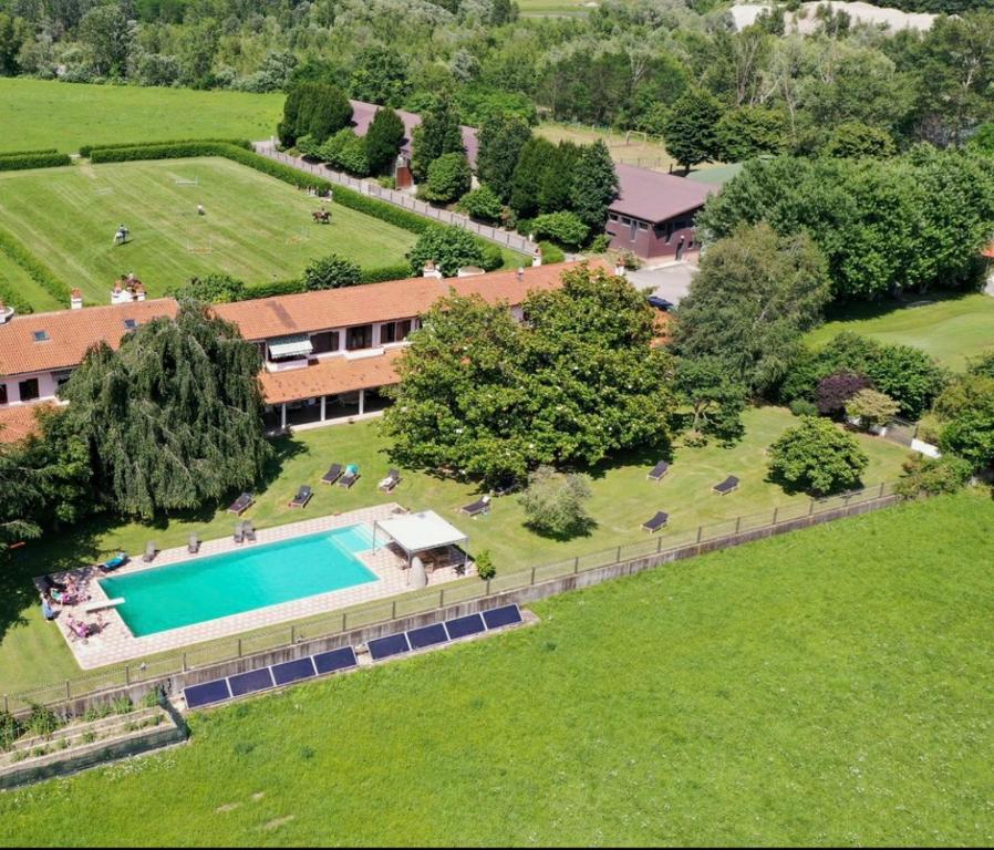 una vista aérea de una casa con piscina en Mezzanetti, en Quassolo