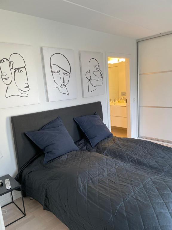 Postel nebo postele na pokoji v ubytování CITY LUX APARTMENT, 2 FULL BATHROOMs, 4th