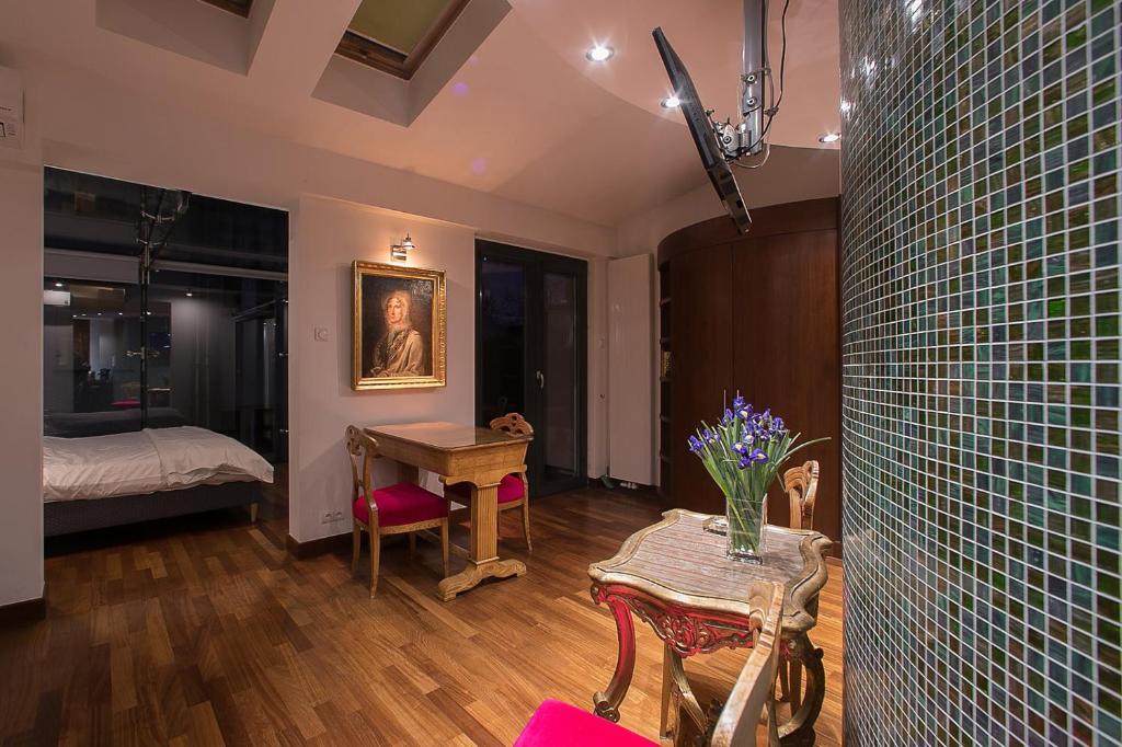 Posteľ alebo postele v izbe v ubytovaní Main Square Studio with TERRACE & Air condition