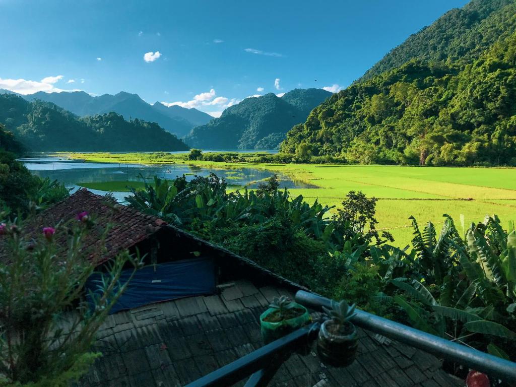 vistas a un río con montañas en el fondo en Hoàng Quân Homestay, en Ba Be18