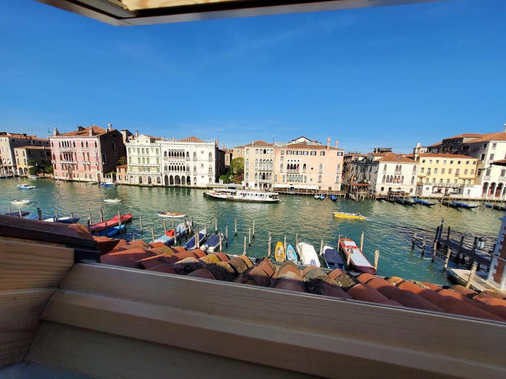 een uitzicht op een haven met boten in het water bij Residenza La Veranda a Rialto in Venetië