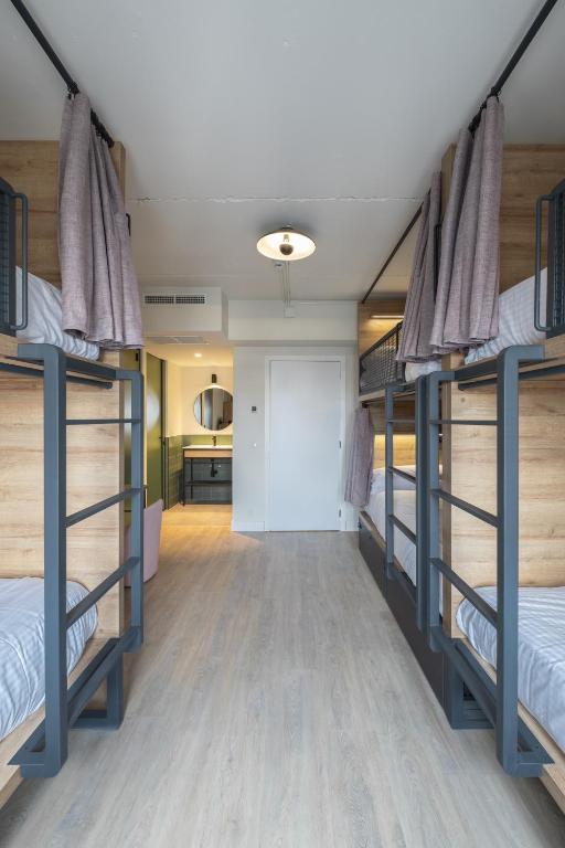 Postel nebo postele na pokoji v ubytování LATROUPE Grand Place Hostel