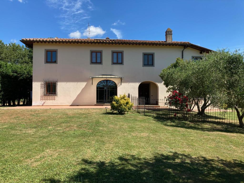 une grande maison blanche avec une grande cour dans l'établissement WalkandRace, à SantʼAgata