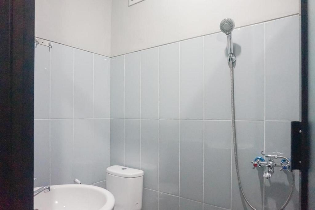 Koupelna v ubytování RedDoorz Plus @ Kalpataru