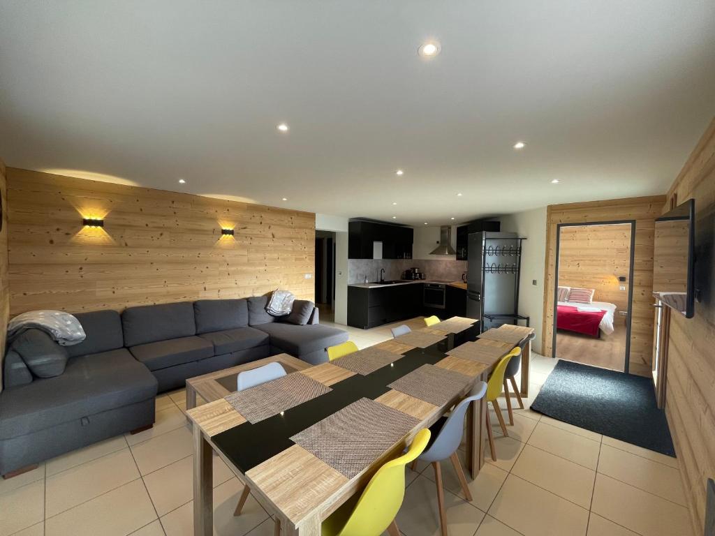A seating area at Appartement spacieux avec Sauna, Parking et Jardin - 115 m2 rez de chaussée, 8 couchages