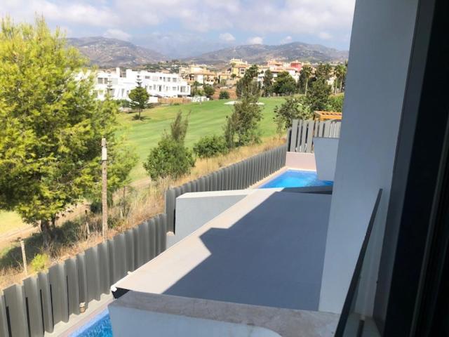un balcón de una casa con vistas a un patio en Prachtig vakantie huis aan Baviera golfbaan, en Caleta de Vélez