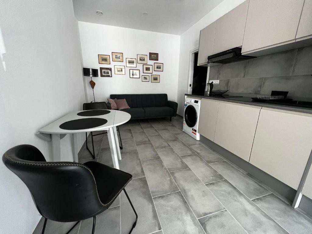 Apartment near the port, City Of Arts and 10min to the beach ...