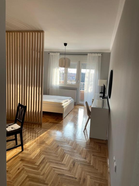 En eller flere senger på et rom på Apartmani Sombor
