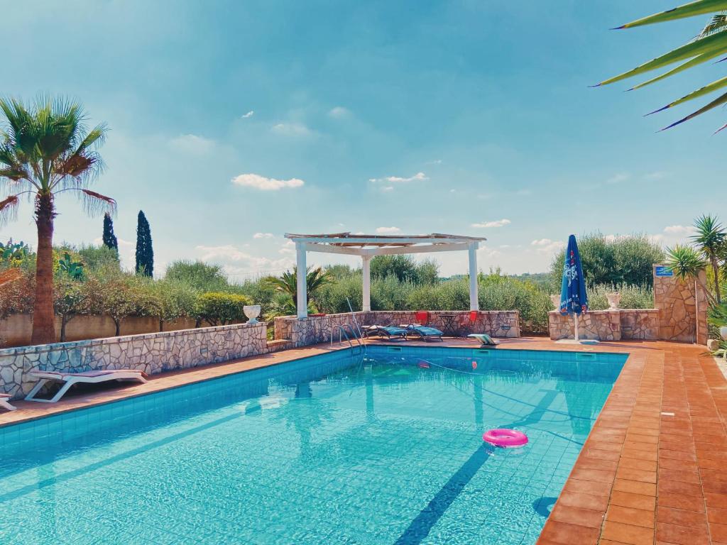 una piscina con gazebo in un cortile di Villa Venza a Ostuni