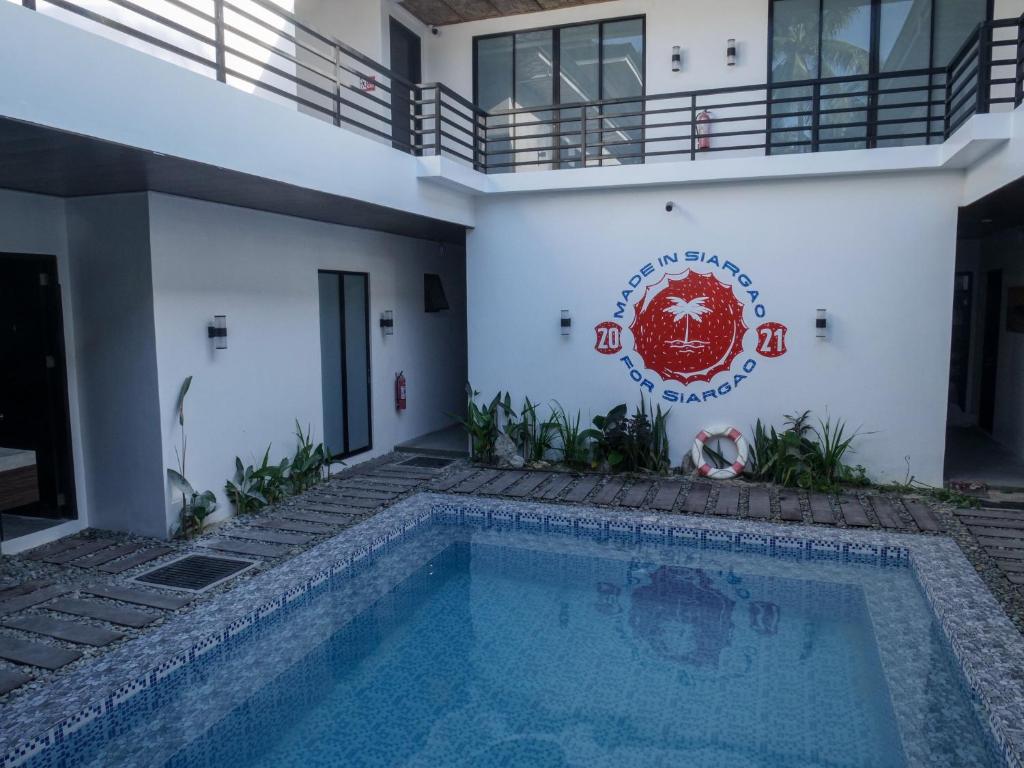 Bazén v ubytování Siargao Bed and Brewery nebo v jeho okolí