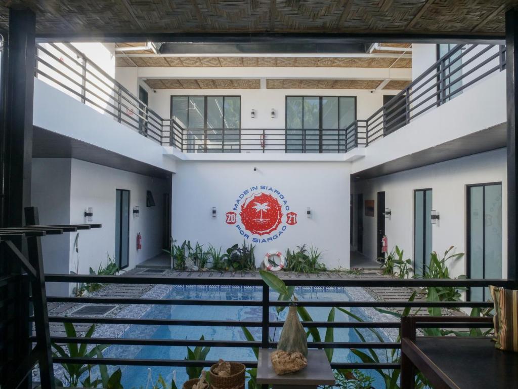 Bazén v ubytování Siargao Bed and Brewery nebo v jeho okolí