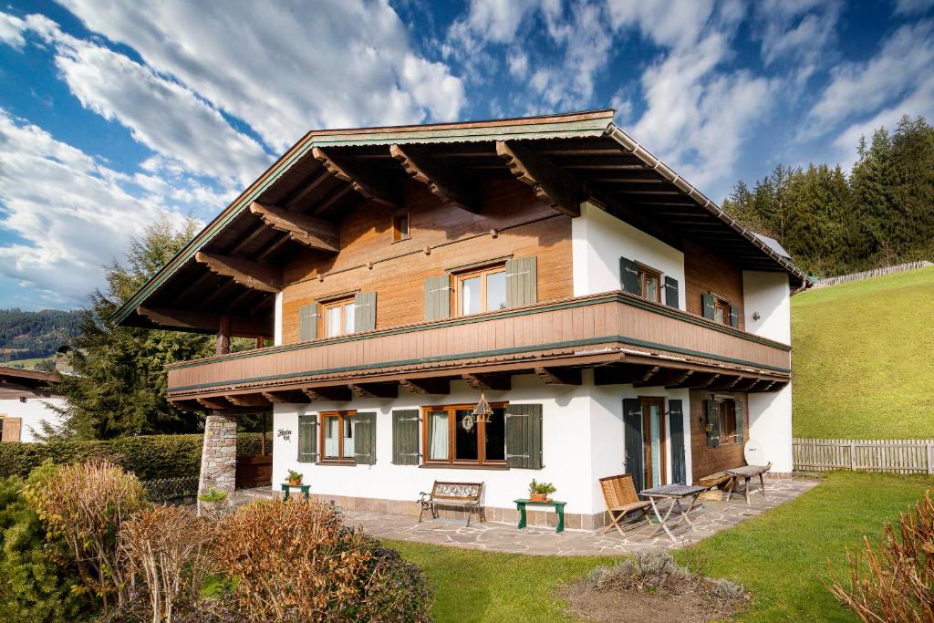 una casa con techo de gambrel encima en Haus Seinader by Alpine Host Helpers, en Kirchberg in Tirol