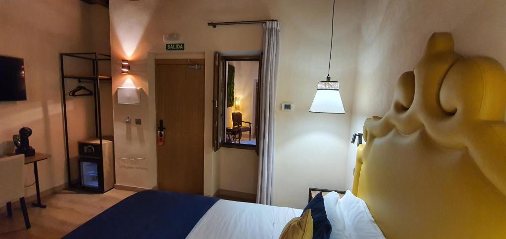 Televízia a/alebo spoločenská miestnosť v ubytovaní Hemd Hotels Puerta Real Boutique