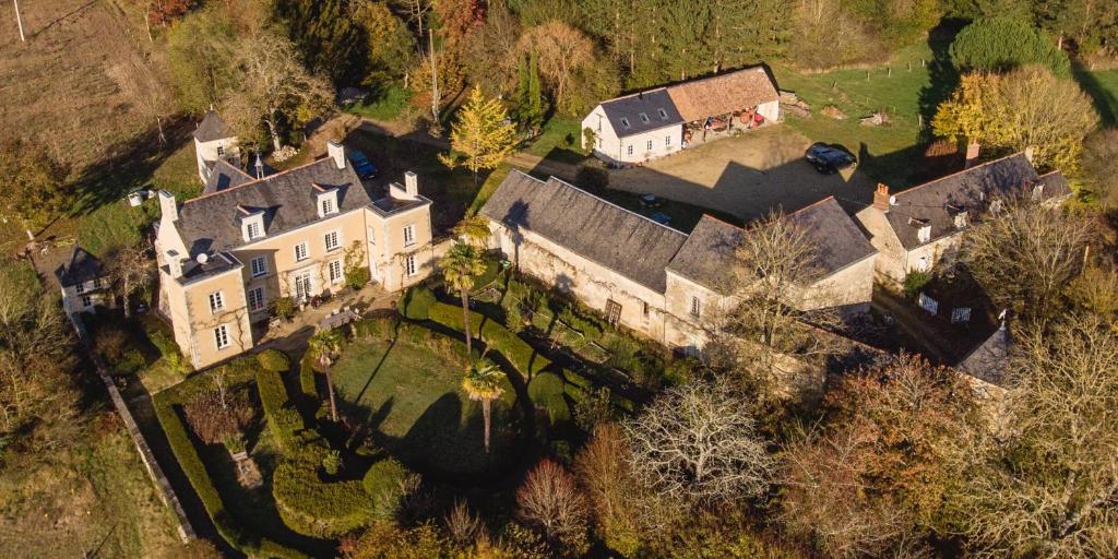 - une vue aérienne sur une grande maison sur une colline dans l'établissement La Cour du Liège-Charming renovated country estate, à Clefs