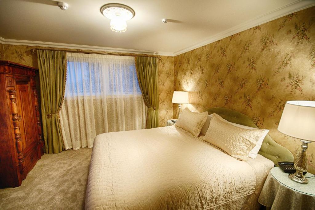 Postel nebo postele na pokoji v ubytování Theatre Royal Hotel