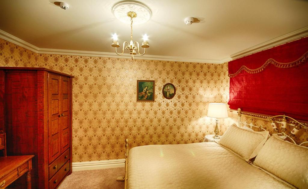 Postel nebo postele na pokoji v ubytování Theatre Royal Hotel