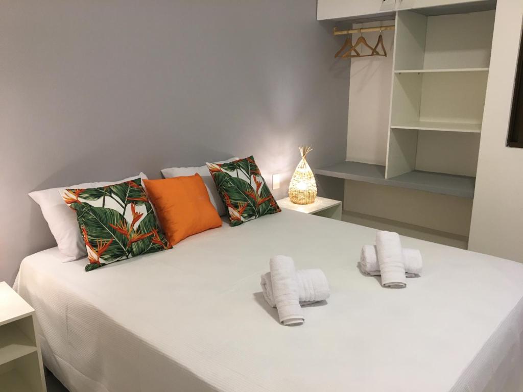 嘎林海斯港的住宿－Privê Portal do Sol，客房内的白色床和毛巾