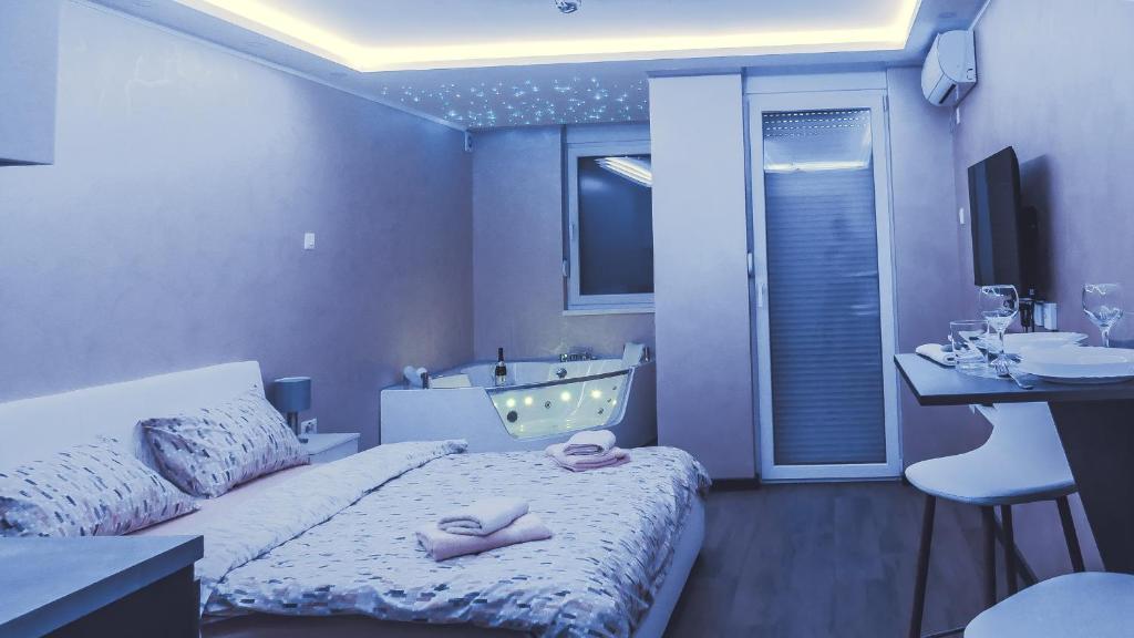 Postel nebo postele na pokoji v ubytování JACUZZI RELAX APARTMENT