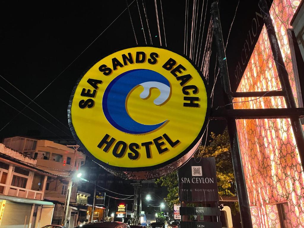 ネゴンボにあるSea Sands Beach Hostelのサントスバーとホステルの看板