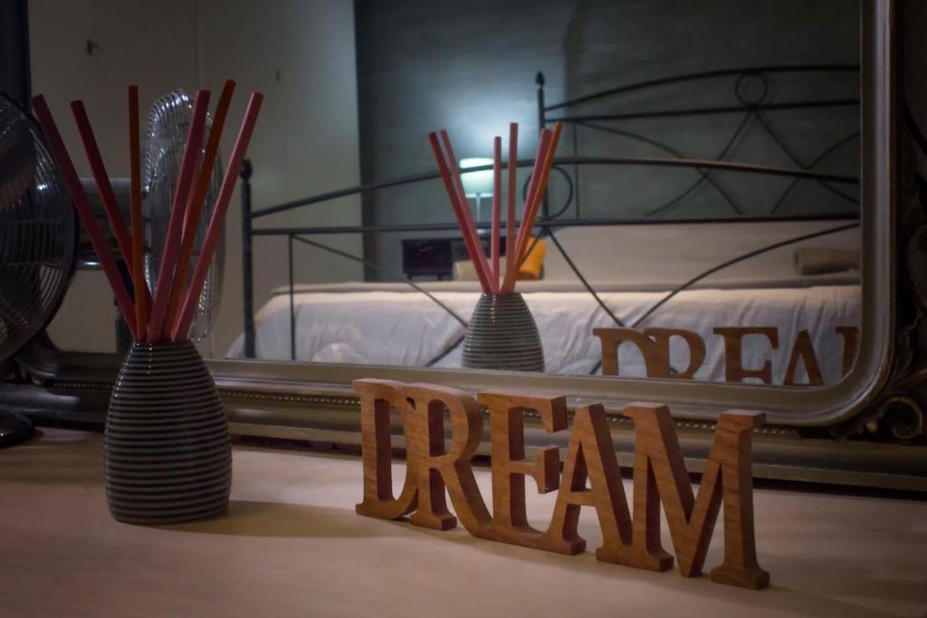 a sign that says dream in front of a bed at L'originario Salviano family apartment in Livorno