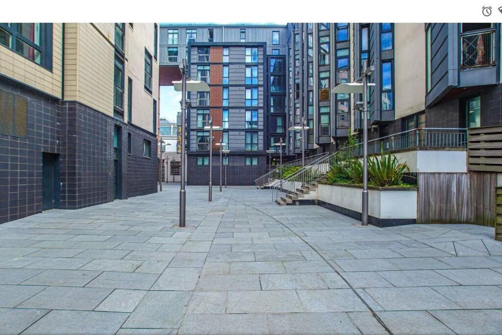 pusta ulica w mieście z wysokimi budynkami w obiekcie Oswald Apartment - Glasgow City Centre w Glasgow