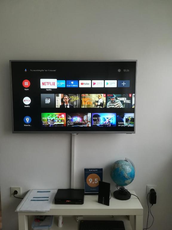 TV a/nebo společenská místnost v ubytování Meridian Apartment , 300m to Bus Terminal, Fast Wifi & Airport Transf