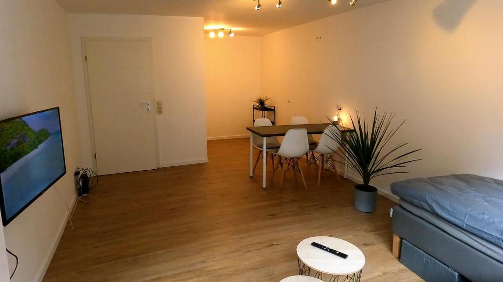 sala de estar con sofá y mesa en Helle offene Innenstadtwohnung mit Balkon, en Kirchheim unter Teck