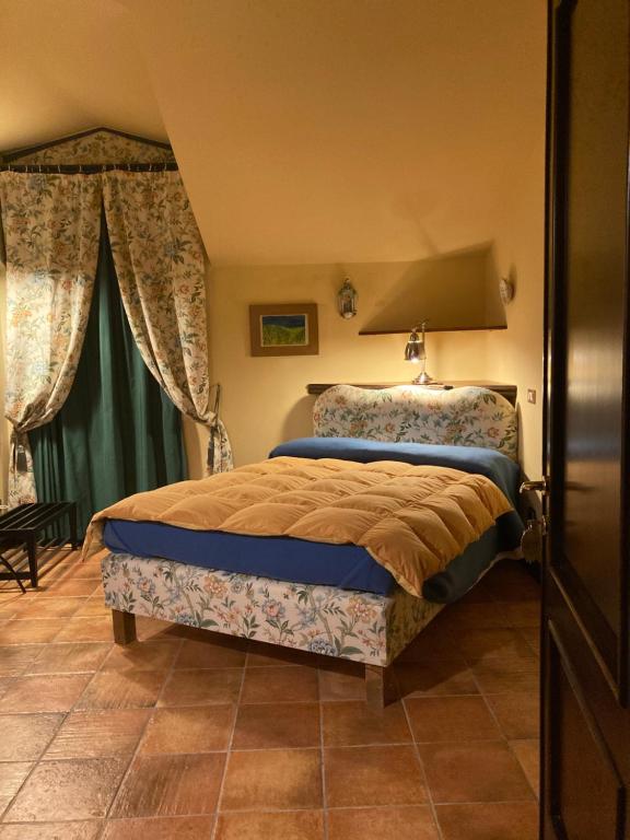 1 dormitorio con 1 cama en una habitación en B&B MontAlbano, en Caserta