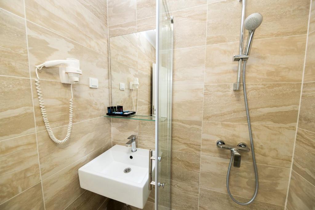 Rocky Beach Rooms - 11