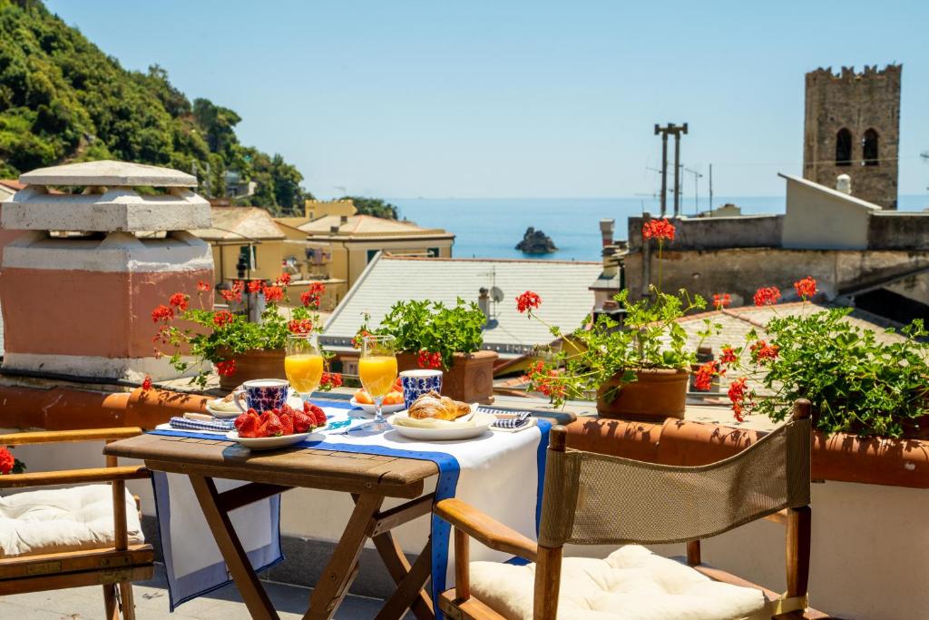 einen Tisch mit Speisen und Getränken auf dem Balkon in der Unterkunft SoleMare in Monterosso al Mare