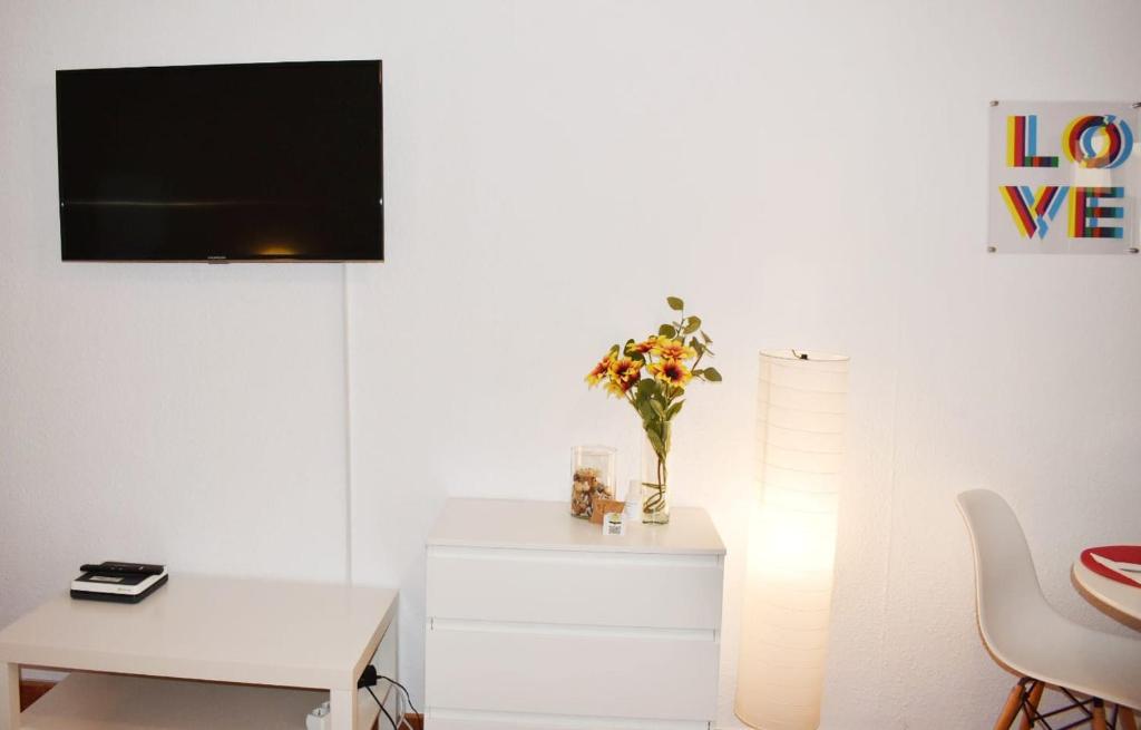 Telewizja i/lub zestaw kina domowego w obiekcie Castle Margherita's Apartments