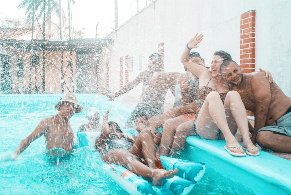 een groep mensen in het water bij een waterpark bij The Corner Hostel in Playa Blanca