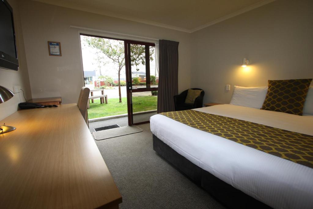 Postel nebo postele na pokoji v ubytování 555 Motel Dunedin