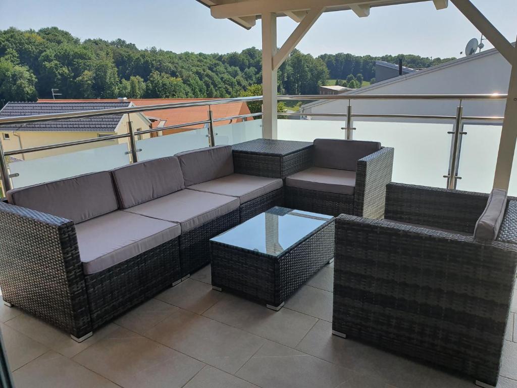 patio z kanapą i stołem na dachu w obiekcie Villa Dambo mit Pool , 4 Sterne w mieście Grkavešćak